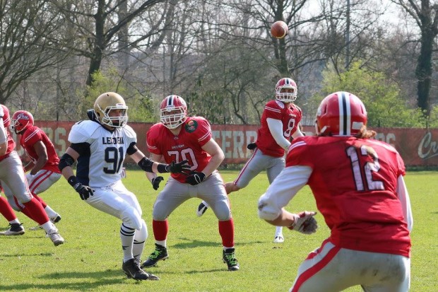 Amsterdam Crusaders QB Allan Bridgford completing a pass vs. the Leiden Lightning (Courtesy of Bob De Calonne)