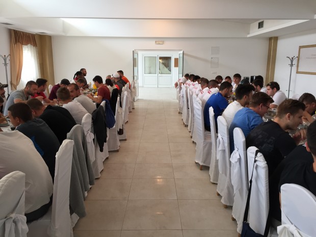 The camp participants eating lunch at Restoran Feniks in Dugopolje.